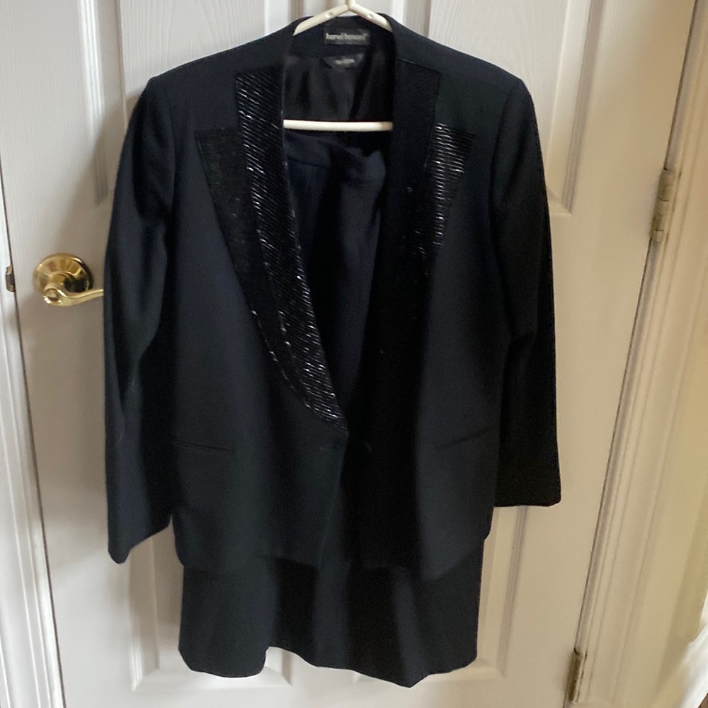 Harve’benard woman’s suit size 14